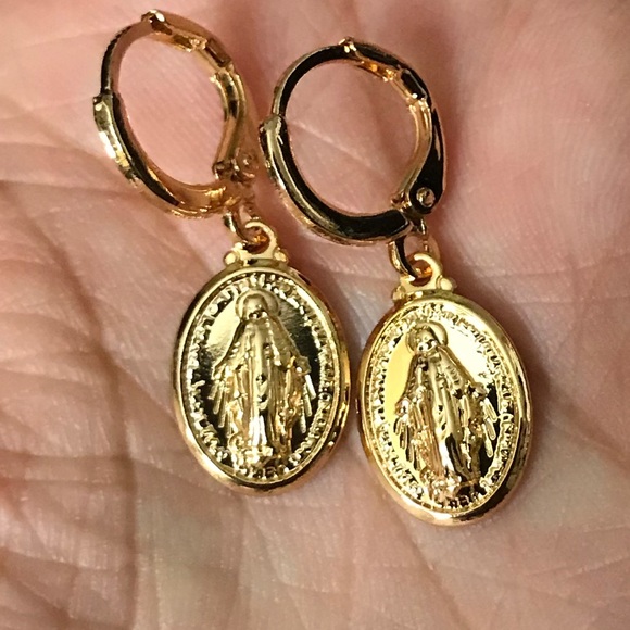 18k gold plated Virgin Mary necklace/ earrings set - Picture 5 of 8
